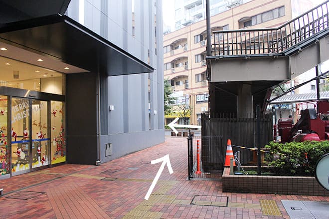 エスカレーターを降りて右方向へ進む道順