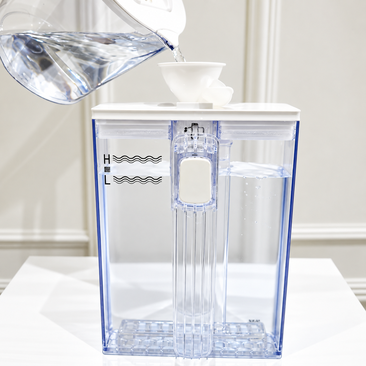 Suifeelの水素水カップに規定量の水を注いでいる様子