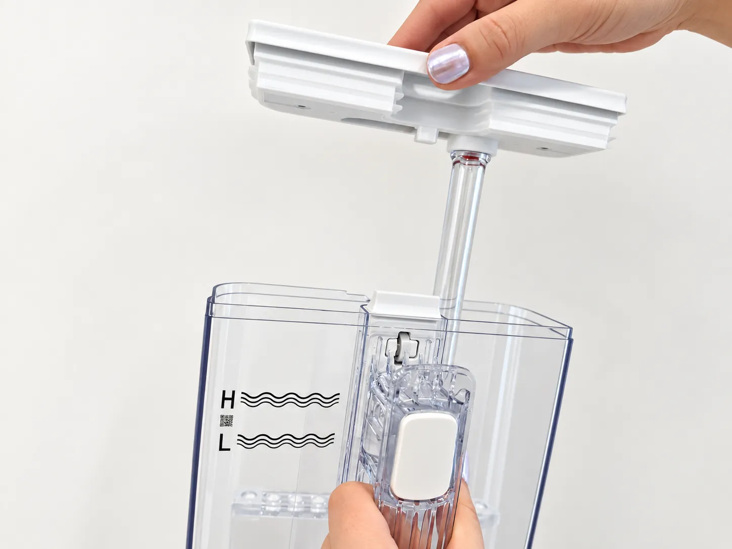 Suifeelの水素水カップを取り外して清掃する様子