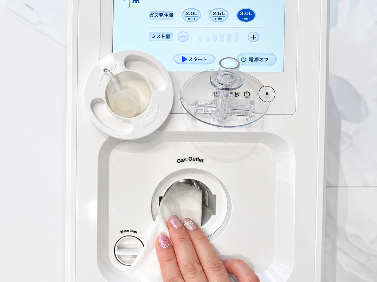 Suifeelのミスト槽を除菌シートで清掃する様子